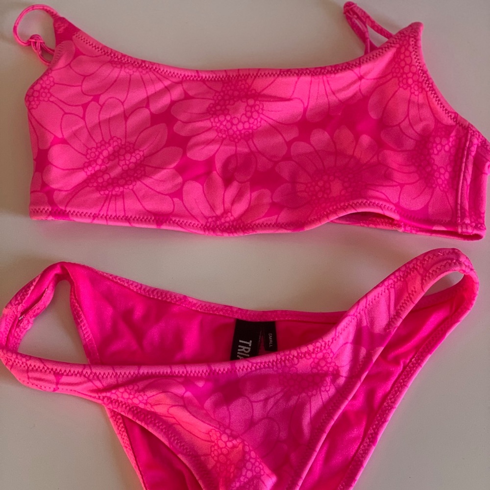 Triangl bikini. MICA - PITAYA FLORAL.